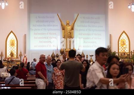 Bangkok, Thaïlande. 24 décembre 2024. Vue de Christian Join pour la messe de Noël à l'église Saint Rédempteur, le 24 décembre 2024. À Bangkok Thaïlande. (Photo de Teera Noisakran/Sipa USA) crédit : Sipa USA/Alamy Live News Banque D'Images