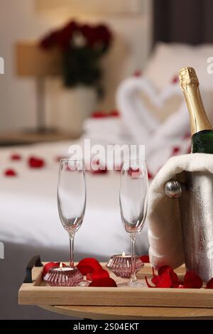 Lune de miel. Vin mousseux et verres sur la table en bois dans la chambre Banque D'Images