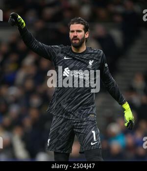 Londres, Royaume-Uni. 22 décembre 2024. Tottenham Hotspur v Liverpool - premier League - Tottenham Hotspur Stadium. La gardienne de Liverpool, Alisson Becker. Crédit photo : Mark pain / Alamy Live News Banque D'Images