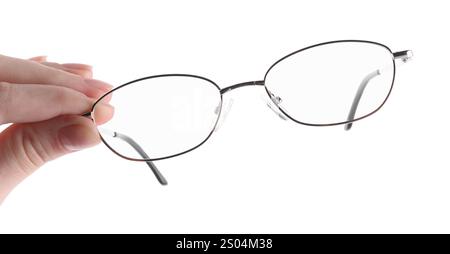 Femme tenant des lunettes avec cadre métallique rond sur fond blanc, gros plan Banque D'Images