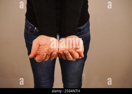 Les paumes sont rassemblées dans une pose d’équilibre et d’unité, représentant la sérénité et la compassion. Ce geste universel souligne la conne émotionnelle Banque D'Images