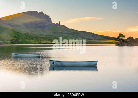 Bateaux de pêche sur le Loch Leathan avec le vieil homme de Storr en arrière-plan Banque D'Images