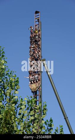 Les jeunes s’amusent avec la chute à 90 degrés sur les montagnes russes de lancement intenses “Toutatis” du fabricant “Intamin” dans le thème “Astérix” p Banque D'Images