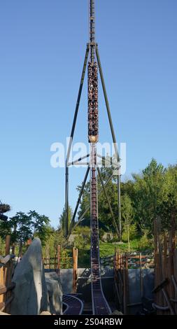 Les jeunes s’amusent avec la chute à 90 degrés sur les montagnes russes de lancement intenses “Toutatis” du fabricant “Intamin” dans le thème “Astérix” p Banque D'Images