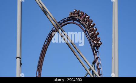 Les gens s'amusent sur le top-Hat sur les montagnes russes de lancement intenses 'Toutatis' par le fabricant 'Intamin' dans le parc à thème 'Astérix' à Fran Banque D'Images