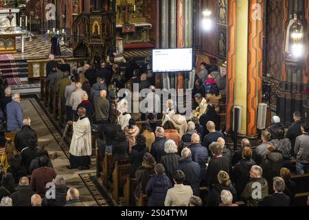 AMSTERDAM - les fidèles lors d'un moment de réflexion pendant la messe de minuit à l'église catholique romaine notre-Dame d'Amsterdam. ANP DINGENA mol pays-bas OUT - belgique OUT Banque D'Images