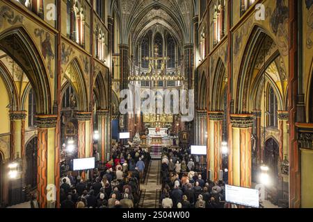 AMSTERDAM - les fidèles lors d'un moment de réflexion pendant la messe de minuit à l'église catholique romaine notre-Dame d'Amsterdam. ANP DINGENA mol pays-bas OUT - belgique OUT Banque D'Images