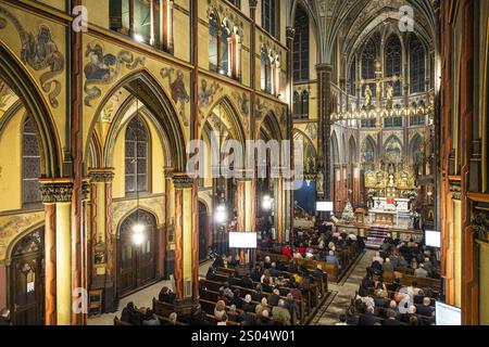 AMSTERDAM - les fidèles lors d'un moment de réflexion pendant la messe de minuit à l'église catholique romaine notre-Dame d'Amsterdam. ANP DINGENA mol pays-bas OUT - belgique OUT Banque D'Images