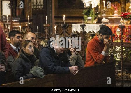 AMSTERDAM - les fidèles lors d'un moment de réflexion pendant la messe de minuit à l'église catholique romaine notre-Dame d'Amsterdam. ANP DINGENA mol pays-bas OUT - belgique OUT Banque D'Images