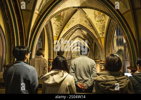 AMSTERDAM - les fidèles lors d'un moment de réflexion pendant la messe de minuit à l'église catholique romaine notre-Dame d'Amsterdam. ANP DINGENA mol pays-bas OUT - belgique OUT Banque D'Images