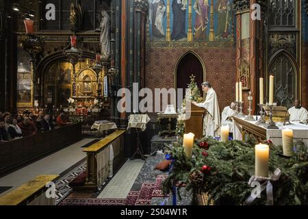 AMSTERDAM - les fidèles lors d'un moment de réflexion pendant la messe de minuit à l'église catholique romaine notre-Dame d'Amsterdam. ANP DINGENA mol pays-bas OUT - belgique OUT Banque D'Images