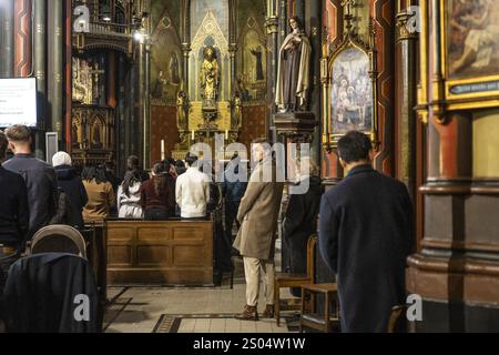 AMSTERDAM - les fidèles lors d'un moment de réflexion pendant la messe de minuit à l'église catholique romaine notre-Dame d'Amsterdam. ANP DINGENA mol pays-bas OUT - belgique OUT Banque D'Images