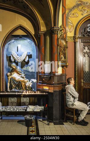 AMSTERDAM - les fidèles lors d'un moment de réflexion pendant la messe de minuit à l'église catholique romaine notre-Dame d'Amsterdam. ANP DINGENA mol pays-bas OUT - belgique OUT Banque D'Images