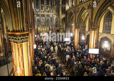 AMSTERDAM - les fidèles lors d'un moment de réflexion pendant la messe de minuit à l'église catholique romaine notre-Dame d'Amsterdam. ANP DINGENA mol pays-bas OUT - belgique OUT Banque D'Images