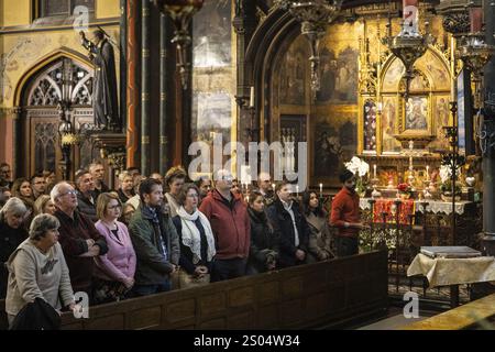 AMSTERDAM - les fidèles lors d'un moment de réflexion pendant la messe de minuit à l'église catholique romaine notre-Dame d'Amsterdam. ANP DINGENA mol pays-bas OUT - belgique OUT Banque D'Images