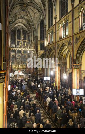 AMSTERDAM - les fidèles lors d'un moment de réflexion pendant la messe de minuit à l'église catholique romaine notre-Dame d'Amsterdam. ANP DINGENA mol pays-bas OUT - belgique OUT Banque D'Images