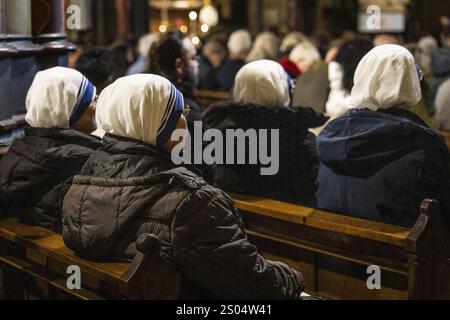 AMSTERDAM - les fidèles lors d'un moment de réflexion pendant la messe de minuit à l'église catholique romaine notre-Dame d'Amsterdam. ANP DINGENA mol pays-bas OUT - belgique OUT Banque D'Images