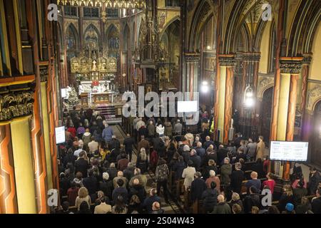 AMSTERDAM - les fidèles lors d'un moment de réflexion pendant la messe de minuit à l'église catholique romaine notre-Dame d'Amsterdam. ANP DINGENA mol pays-bas OUT - belgique OUT Banque D'Images