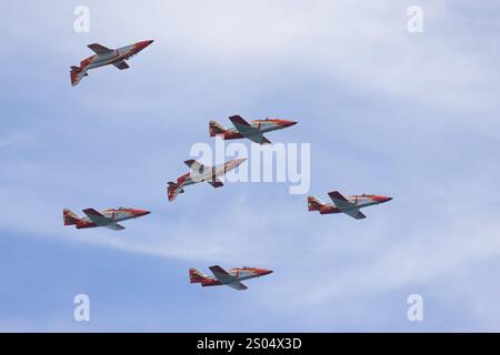 Patrulla Aguila, l'équipe espagnole de voltige, effectue un vol de formation précis lors d'un spectacle aérien, démontrant leur habile coordination. Banque D'Images