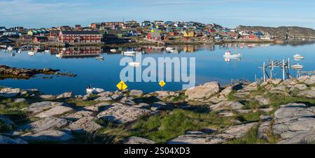 Cette image capture la beauté de Qeqertarsuaq, un village isolé situé sur l'île de Disko dans l'ouest du Groenland. Le village offre à couper le souffle Banque D'Images