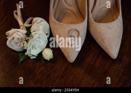 Détails de mariage élégants avec chaussures de mariée et anneaux. Banque D'Images