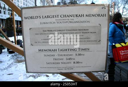 24 décembre 2024, New York City, New York : (nouvelle) plus grande menorah chanukah du monde. 24 décembre 2024, New york, états-unis : la plus grande menorah chanukah du monde, parrainée par l'organisation de jeunes lubavitch, est exposée sur la grande place de l'armée en face de l'hôtel plaza près de central Park. Il a été spécialement conçu par le célèbre artiste yaakov agam. La conception a été inspirée d'un dessin à la main par F. Ambam (maïmonide) de la menorah originale dans le Saint temple de jérusalem. Les heures d'éclairage de la menorah sont : dimanche-jeudi : 5:30pm.friday: 15:45pm, samedi soir : 20:30pm. (Crédit image : © Niyi Fote/TheNEWS2 via ZUM Banque D'Images