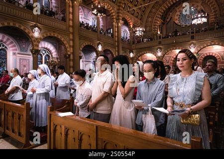 Bangkok, Bangkok, Thaïlande. 24 décembre 2024. 24 décembre 2024, Bangkok, Thaïlande, les dévots catholiques prient pendant la messe de Noël à la cathédrale de l'Assomption à Bangkok. (Crédit image : © Wissarut Weerasopon/ZUMA Press Wire) USAGE ÉDITORIAL SEULEMENT! Non destiné à UN USAGE commercial ! Crédit : ZUMA Press, Inc/Alamy Live News Banque D'Images