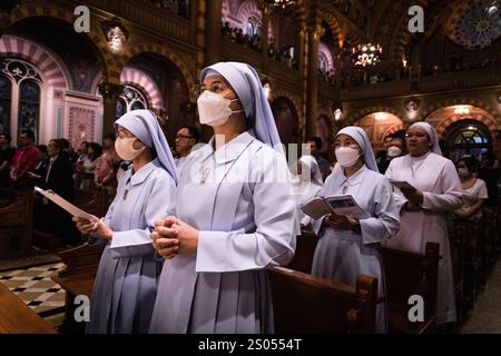 Bangkok, Bangkok, Thaïlande. 24 décembre 2024. 24 décembre 2024, Bangkok, Thaïlande, religieuse catholique prier pendant la messe de Noël à la cathédrale de l'Assomption à Bangkok. (Crédit image : © Wissarut Weerasopon/ZUMA Press Wire) USAGE ÉDITORIAL SEULEMENT! Non destiné à UN USAGE commercial ! Crédit : ZUMA Press, Inc/Alamy Live News Banque D'Images
