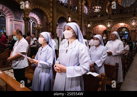 Bangkok, Bangkok, Thaïlande. 24 décembre 2024. 24 décembre 2024, Bangkok, Thaïlande, religieuse catholique prier pendant la messe de Noël à la cathédrale de l'Assomption à Bangkok. (Crédit image : © Wissarut Weerasopon/ZUMA Press Wire) USAGE ÉDITORIAL SEULEMENT! Non destiné à UN USAGE commercial ! Crédit : ZUMA Press, Inc/Alamy Live News Banque D'Images