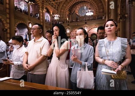 Bangkok, Bangkok, Thaïlande. 24 décembre 2024. 24 décembre 2024, Bangkok, Thaïlande, les dévots catholiques prient pendant la messe de Noël à la cathédrale de l'Assomption à Bangkok. (Crédit image : © Wissarut Weerasopon/ZUMA Press Wire) USAGE ÉDITORIAL SEULEMENT! Non destiné à UN USAGE commercial ! Crédit : ZUMA Press, Inc/Alamy Live News Banque D'Images
