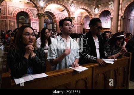 Bangkok, Bangkok, Thaïlande. 24 décembre 2024. 24 décembre 2024, Bangkok, Thaïlande, les dévots catholiques prient pendant la messe de Noël à la cathédrale de l'Assomption à Bangkok. (Crédit image : © Wissarut Weerasopon/ZUMA Press Wire) USAGE ÉDITORIAL SEULEMENT! Non destiné à UN USAGE commercial ! Crédit : ZUMA Press, Inc/Alamy Live News Banque D'Images