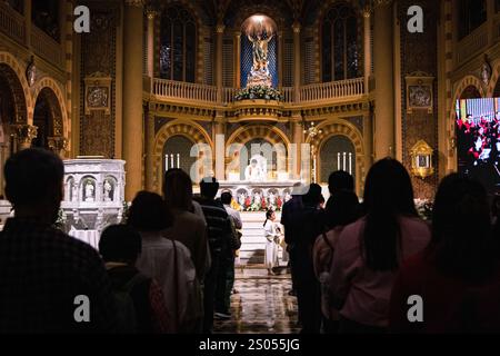 Bangkok, Bangkok, Thaïlande. 25 décembre 2024. 25 décembre 2024, Bangkok, Thaïlande, les dévots catholiques reçoivent la sainte communion lors de la messe de Noël à la cathédrale de l'Assomption à Bangkok. (Crédit image : © Wissarut Weerasopon/ZUMA Press Wire) USAGE ÉDITORIAL SEULEMENT! Non destiné à UN USAGE commercial ! Crédit : ZUMA Press, Inc/Alamy Live News Banque D'Images