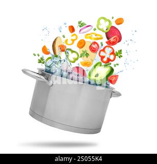 Légumes pour soupe et pot avec de l'eau dans l'air sur fond blanc Banque D'Images