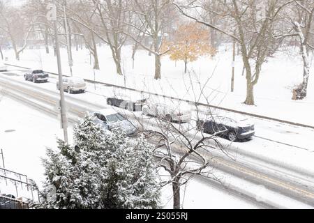 New York, États-Unis. 24 décembre 2024. La neige est vue la veille de Noël à New York le 24 décembre 2024. Crédit : Brazil photo Press/Alamy Live News Banque D'Images