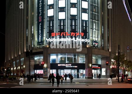 Entrée principale au méga magasin Yodobashi Camera à Umeda Osaka la nuit. Banque D'Images