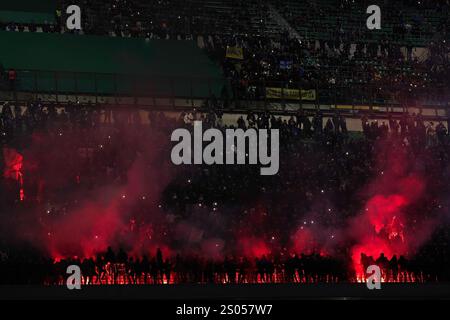 Milan, Italie. 24 décembre 2024. Italie, Milan, 2024 12 23 : les supporters du FC Inter agitent les drapeaux et montrent des bannières dans les gradins pendant le match de football FC Inter vs Como 1907, Serie A Enilive 2024-2025 jour 17, stade San Siro. Italie, Milan, 2024 12 23 : FC Inter vs Como 1907, Serie A EniLive.2024/2025 jour 17, disputé au stade San Siro. (Crédit image : © Fabrizio Andrea Bertani/Pacific Press via ZUMA Press Wire) USAGE ÉDITORIAL SEULEMENT! Non destiné à UN USAGE commercial ! Banque D'Images