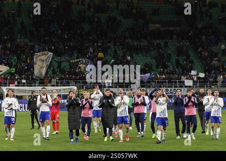 Milan, Italie. 24 décembre 2024. Italie, Milan, 2024 12 23 : les joueurs de Como 1907, après la défaite, saluent les fans dans les gradins à la fin du match de football FC Inter vs Como 1907, Serie A Enilive 2024-2025 jour 17, San Siro Stadium. Italie, Milan, 2024 12 23 : FC Inter vs Como 1907, Serie A EniLive.2024/2025 jour 17, disputé au stade San Siro. (Crédit image : © Fabrizio Andrea Bertani/Pacific Press via ZUMA Press Wire) USAGE ÉDITORIAL SEULEMENT! Non destiné à UN USAGE commercial ! Banque D'Images