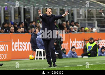 Milan, Italie. 24 décembre 2024. Italie, Milan, 2024 12 23 : Nico Paz (Côme) de retour au centre en première mi-temps pendant le match de football FC Inter vs Côme 1907, Serie A Enilive 2024-2025 jour 17, San Siro Stadium. Italie, Milan, 2024 12 23 : FC Inter vs Como 1907, Serie A EniLive.2024/2025 jour 17, disputé au stade San Siro. (Crédit image : © Fabrizio Andrea Bertani/Pacific Press via ZUMA Press Wire) USAGE ÉDITORIAL SEULEMENT! Non destiné à UN USAGE commercial ! Banque D'Images