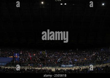 Milan, Italie. 24 décembre 2024. Italie, Milan, 2024 12 23 : les supporters de Como 1907 agitent les drapeaux et montrent des bannières dans les gradins pendant le match de football FC Inter vs Como 1907, Serie A Enilive 2024-2025 jour 17, stade San Siro. Italie, Milan, 2024 12 23 : FC Inter vs Como 1907, Serie A EniLive.2024/2025 jour 17, disputé au stade San Siro. (Crédit image : © Fabrizio Andrea Bertani/Pacific Press via ZUMA Press Wire) USAGE ÉDITORIAL SEULEMENT! Non destiné à UN USAGE commercial ! Banque D'Images
