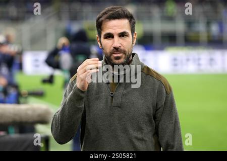 Milan, Italie. 24 décembre 2024. Italie, Milan, 2024 12 23 : CESC Fabregas (entraîneur de Como) entre sur le terrain et se déplace sur le banc pendant le match de football FC Inter vs Como 1907, Serie A Enilive 2024-2025 jour 17, stade San Siro. Italie, Milan, 2024 12 23 : FC Inter vs Como 1907, Serie A EniLive.2024/2025 jour 17, disputé au stade San Siro. (Crédit image : © Fabrizio Andrea Bertani/Pacific Press via ZUMA Press Wire) USAGE ÉDITORIAL SEULEMENT! Non destiné à UN USAGE commercial ! Banque D'Images