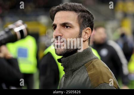 Milan, Italie. 24 décembre 2024. Italie, Milan, 2024 12 23 : CESC Fabregas (entraîneur de Como) entre sur le terrain et se déplace sur le banc pendant le match de football FC Inter vs Como 1907, Serie A Enilive 2024-2025 jour 17, stade San Siro. Italie, Milan, 2024 12 23 : FC Inter vs Como 1907, Serie A EniLive.2024/2025 jour 17, disputé au stade San Siro. (Crédit image : © Fabrizio Andrea Bertani/Pacific Press via ZUMA Press Wire) USAGE ÉDITORIAL SEULEMENT! Non destiné à UN USAGE commercial ! Banque D'Images