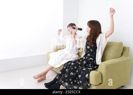 Femme appréciant le karaoké Banque D'Images