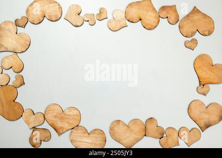 Vue de dessus du cadre de coeurs en bois sur un fond blanc. Copier l'espace. Maquette. Carte de Saint-Valentin. Décoration pour la célébration de la Saint-Valentin Banque D'Images
