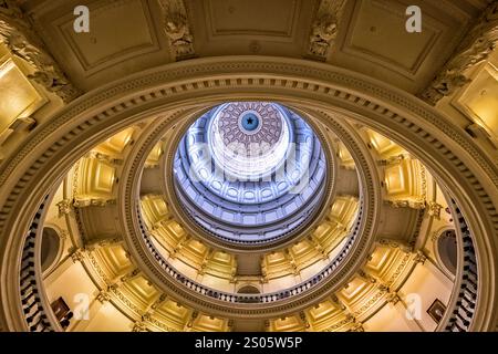 La vue symétrique de l'intérieur du dôme du Capitole d'Austin capture son design complexe, sa géométrie rayonnante et sa fierté texane avec élégance et précision Banque D'Images