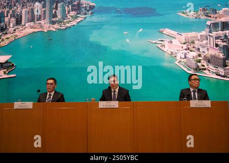Hong Kong, Chine.24 décembre 2024. Le secrétaire à la sécurité de Hong Kong Chris Tang Ping-keung prend la parole lors d'une conférence de presse le 24 décembre 2024 à Hong Kong, en Chine. Le gouvernement de la région administrative spéciale de Hong Kong a publié un avis le 24 décembre, répertoriant sept perturbateurs anti-Chine comme fuyant, dont Ted hui Chi-Fung et Dennis Kwok Wing-Hang. Des mesures ont été mises en œuvre à leur encontre, y compris l'annulation de leurs passeports SAR, selon plusieurs médias. Crédit : Chen Yongnuo/China News Service/Alamy Live News Banque D'Images