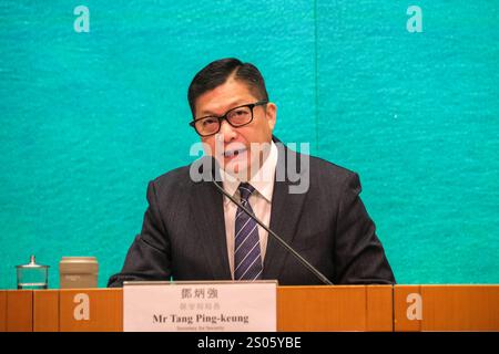 Hong Kong, Chine.24 décembre 2024. Le secrétaire à la sécurité de Hong Kong Chris Tang Ping-keung prend la parole lors d'une conférence de presse le 24 décembre 2024 à Hong Kong, en Chine. Le gouvernement de la région administrative spéciale de Hong Kong a publié un avis le 24 décembre, répertoriant sept perturbateurs anti-Chine comme fuyant, dont Ted hui Chi-Fung et Dennis Kwok Wing-Hang. Des mesures ont été mises en œuvre à leur encontre, y compris l'annulation de leurs passeports SAR, selon plusieurs médias. Crédit : Chen Yongnuo/China News Service/Alamy Live News Banque D'Images