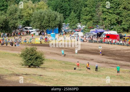 Ukraine, Romny, 5-6 septembre 2020 : les coureurs de motocross se sont alignés à la porte de départ avec un officiel tenant un panneau de compte à rebours. Événement sportif en plein air sur Banque D'Images