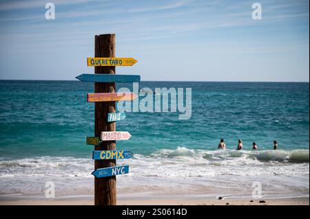 Une variété de panneaux directionnels principalement à langue en échec à côté de la plage à Cabo Pulmo, un parc marin national protégé reconnu comme un site de l'UNESCO. Banque D'Images