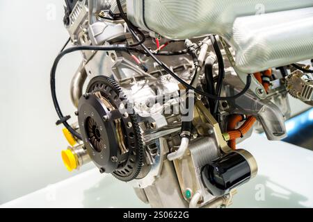 Munich, Allemagne, 16.07.2024 - gros plan d'un moteur de voiture mettant en évidence les détails de l'embrayage et du volant d'inertie Banque D'Images