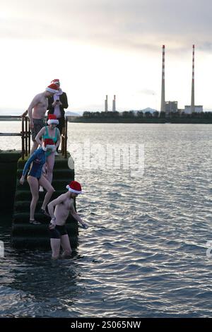 Les gens participent à la natation caritative annuelle de Noël du Clontarf Yacht and Boat Club en aide à la RNLI. Date de la photo : mercredi 25 décembre 2024. Banque D'Images